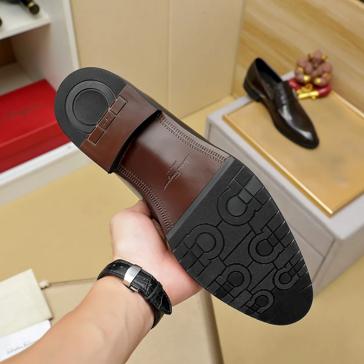 Men's shoes 💰460 Ferragamo [Ferragamo] top imported suit men's shoes 💯Original copy of the official website, product materials: selected imported embossed calfskin + luxury hardware buckle accessories ~ imported water-dyed cow 🐂 leather lining. Strong three-dimensional visual effect, original combination outsole, multiple colors available😘 Size: 39-44 (38.45.46. Customized)